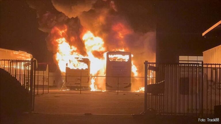 Twee touringcars verwoest door brand op Rangeerweg in Susteren