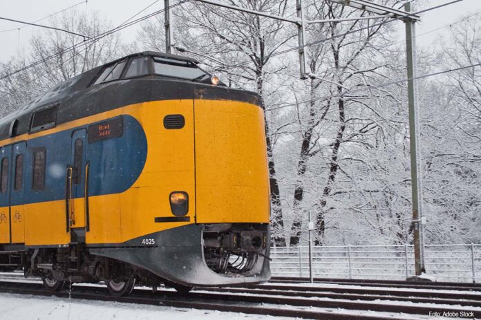 Trein NS in de sneeuw