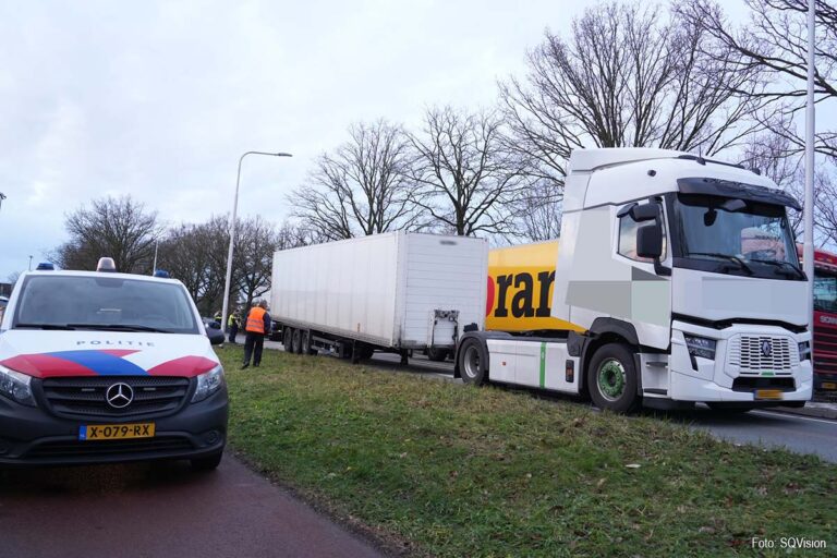 Trekker verliest oplegger op Vijf Eikenweg in Oosterhout, verkeer loopt vast