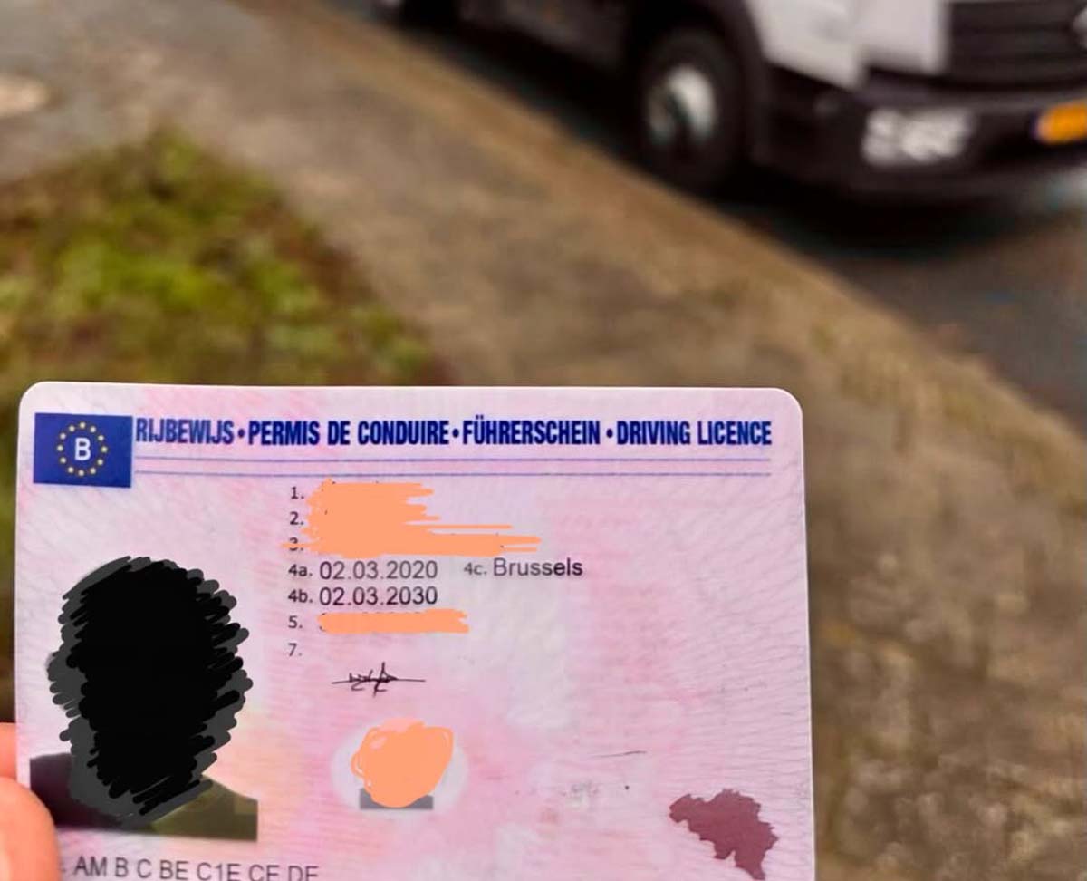 Vrachtwagenchauffeur aangehouden bij Baarn met vals Belgisch rijbewijs