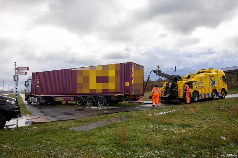 Vrachtwagenchauffeur rijdt zich vast op kruising in Rotterdamse haven nadat hij het fietspad koos