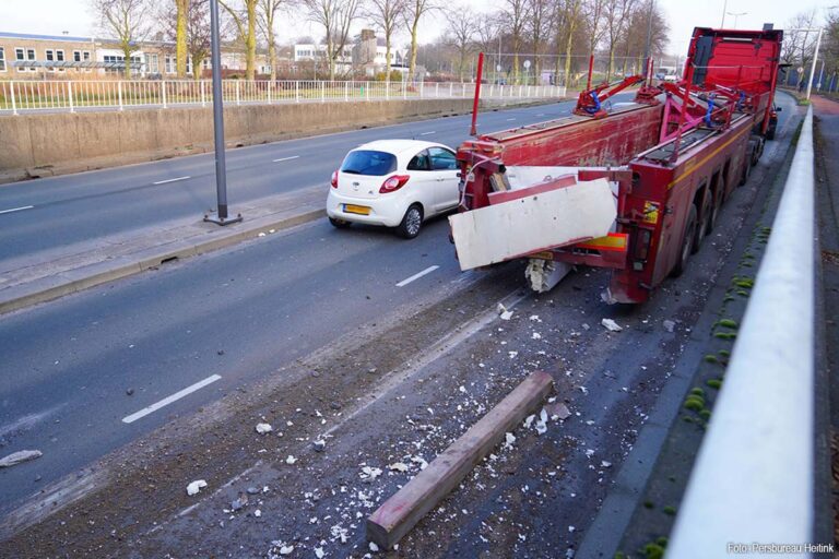 Vrachtwagen ramt viaduct in Den Bosch, weg afgesloten door betonresten