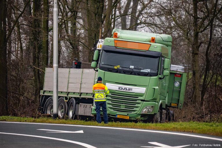 Vrachtwagen belandt in middenberm bij op- en afrit Ravenstein