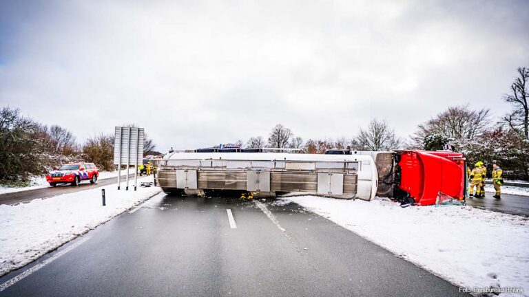 Vrachtwagen gekanteld op N348 bij Dieren; weg volledig afgesloten