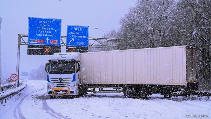 Vrachtwagen geschaard A27