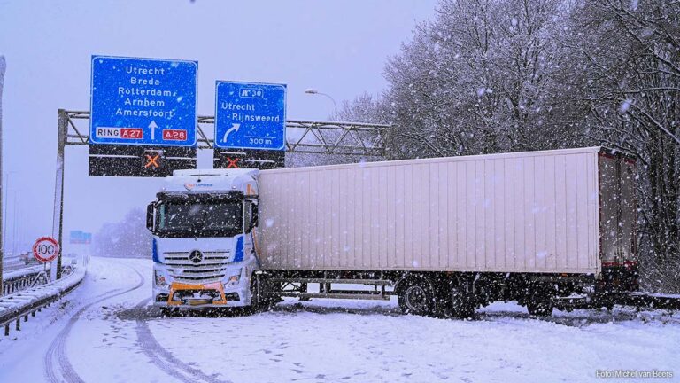 Geschaarde vrachtwagen door gladheid op parallelbaan A27 bij Utrecht [+foto’s]
