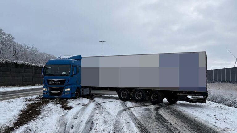 Geschaarde vrachtwagen verspert N260 bij Tilburg [+foto’s]