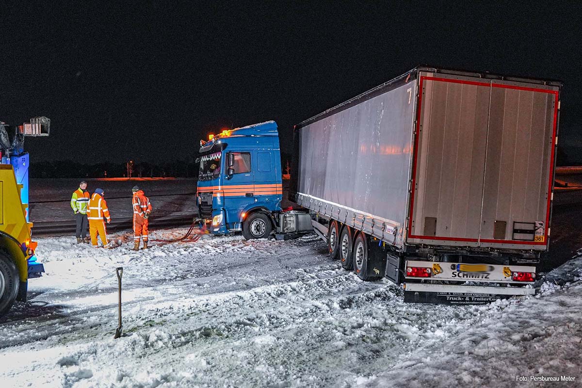 Vrachtwagen schaart door gladheid op afrit N34 bij Gasselte