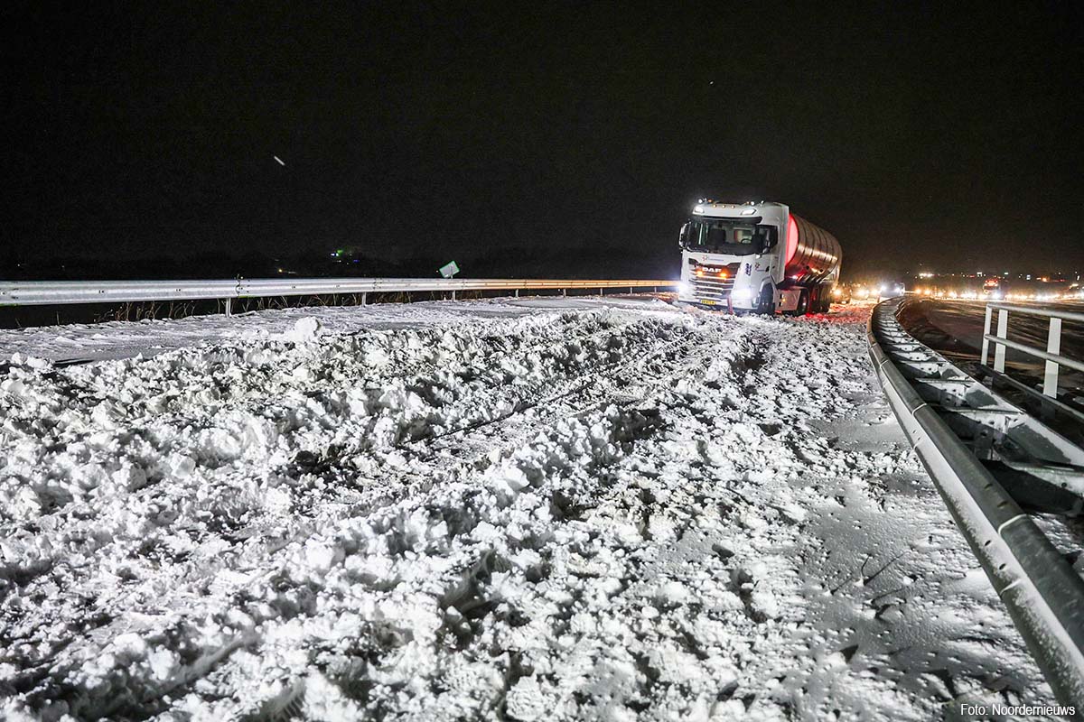 Vrachtwagen strandt door sneeuw op verbindingslus A7 bij Joure