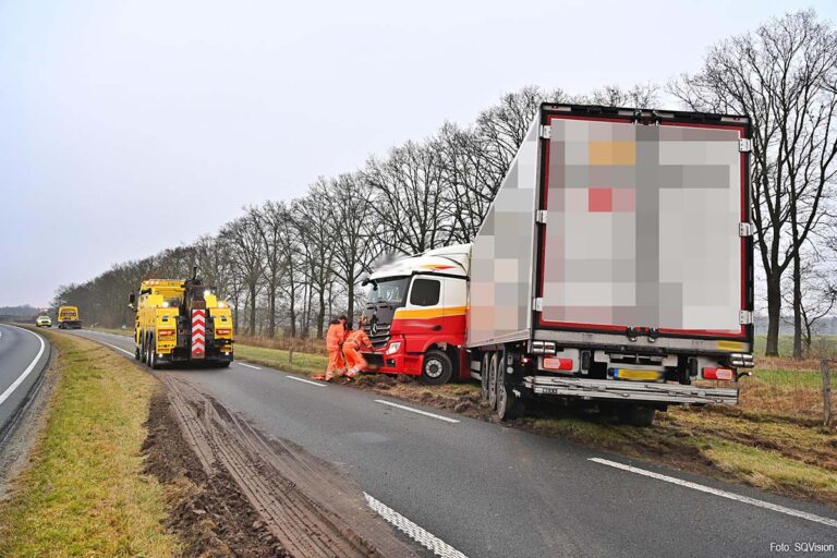 Vrachtwagen schaart bij Riethoven, Westparallel (N69) tijdelijk afgesloten
