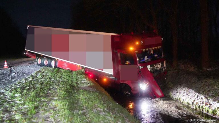 Vrachtwagen van de weg geraakt op N377 bij Dedemsvaart