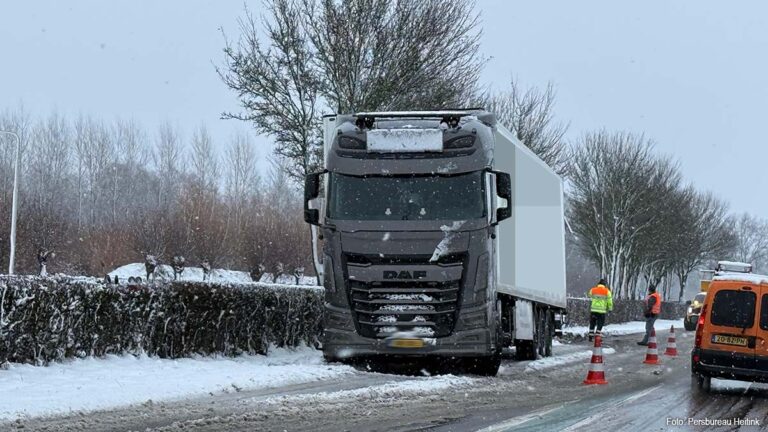 Trekker met oplegger weggezakt in berm op N320 bij Culemborg