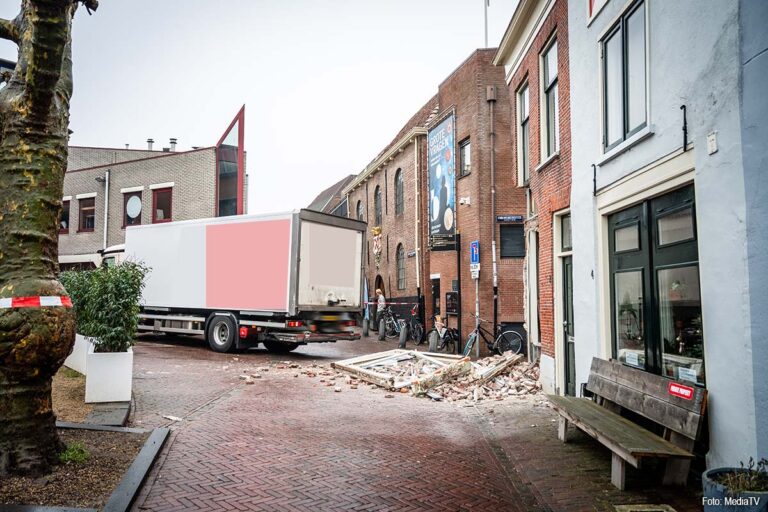 Vrachtwagen ramt gevel van historisch pand in centrum Leiden
