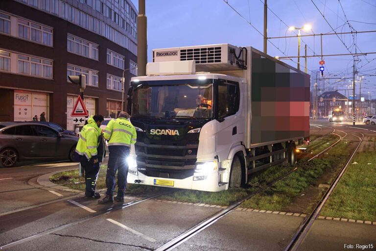 Vrachtwagen vast op trambaan in Den Haag, grote OV-hinder