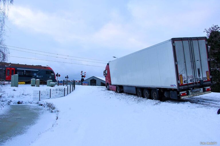 Vrachtwagen urenlang vast in sneeuw bij spoorwegovergang in Boskoop