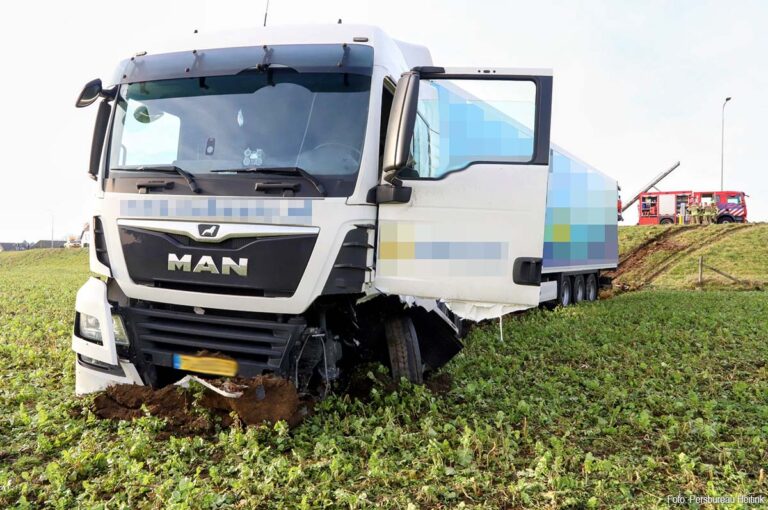 Vrachtwagen rijdt van dijk na botsing met personenauto in Buurmalsen