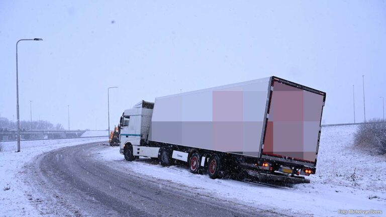 Vrachtwagen glijdt door gladheid van de weg op knooppunt Oudenrijn [+foto’s]
