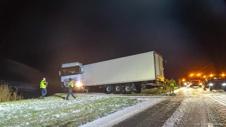 Vrachtwagen glijdt door extreme gladheid van de weg op N305 bij Zeewolde