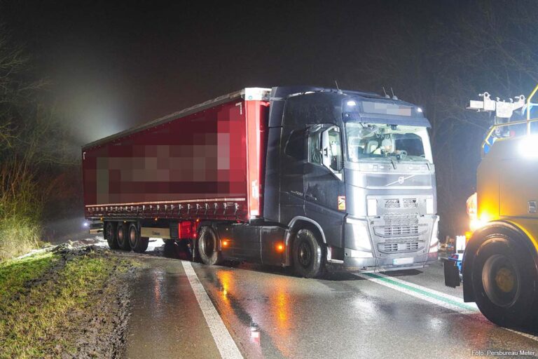 Vrachtwagen van de weg op N46