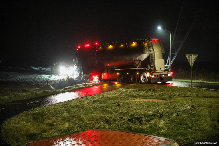 Vrachtwagen belandt door gladheid in berm in Nieuw-Weerdinge