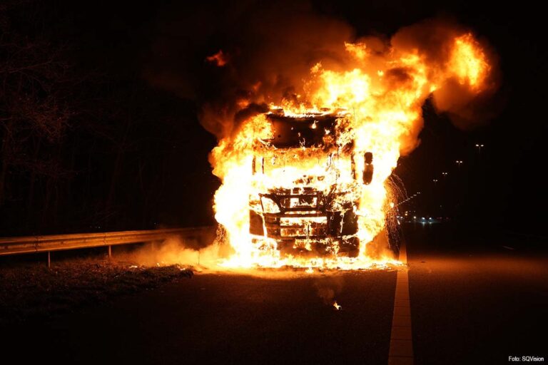 Vrachtwagenbrand op A58 zorgt voor langdurige afsluiting en flinke vertraging