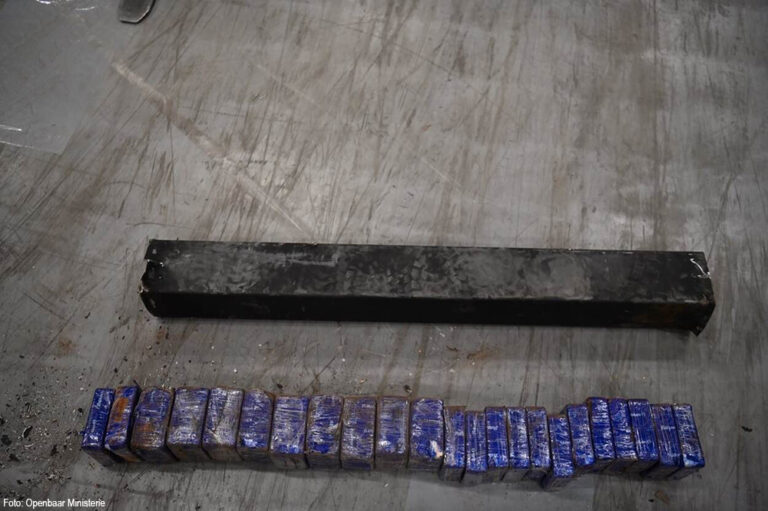 Douane ontdekt grote partij heroïne in containers met machines