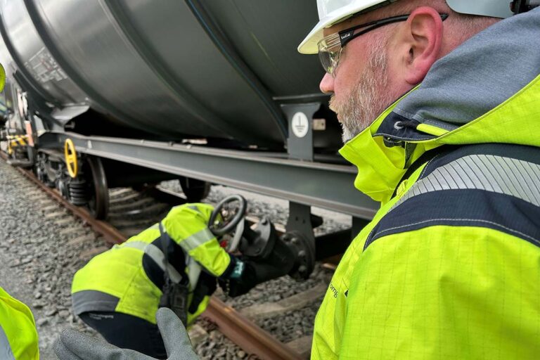 ILT verscherpt toezicht op schoon en veilig spoorvervoer gevaarlijke stoffen na sterke toename lekkages