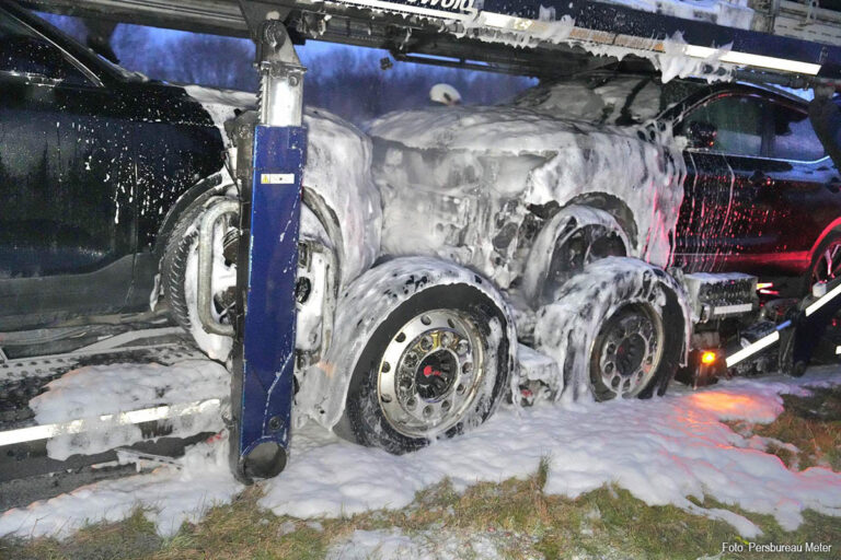 Vrachtwagen met elektrische en hybride auto’s in brand op A28 bij De Wijk