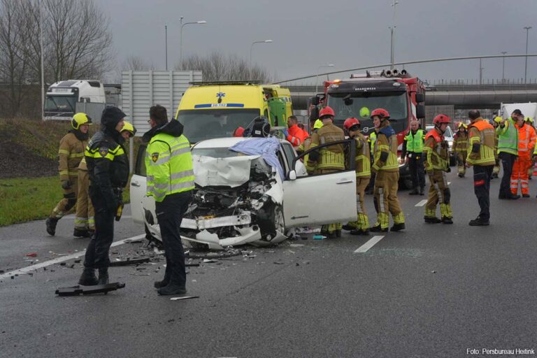 Auto rijdt achterop vrachtwagens na botsing op A59 bij Waalwijk
