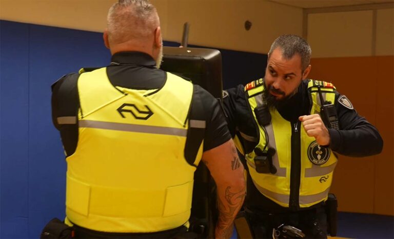 Eerste NS-boa’s starten training voor wapenstok in proef van één jaar [+video]