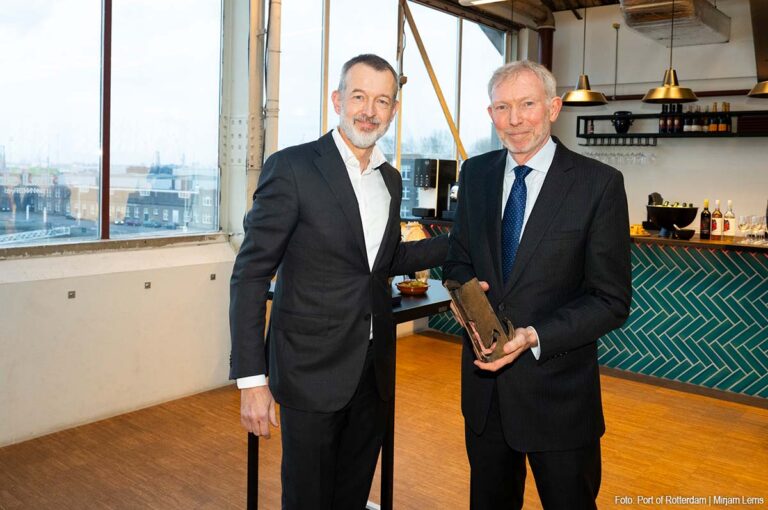Victor van der Chijs ontvangt Grootanker van Havenbedrijf Rotterdam