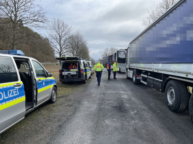 Gezamenlijke controle op gevaarlijke stoffen: 14 vrachtwagens stilgezet bij Duitse Giessen