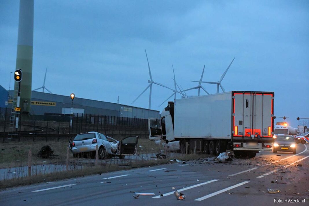 20-jarige man overleden na frontale botsing met vrachtwagen in Ritthem ...
