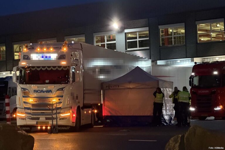 64-jarige man komt onder vrachtwagen en overlijdt op bedrijventerrein Waddinxveen [+foto’s]