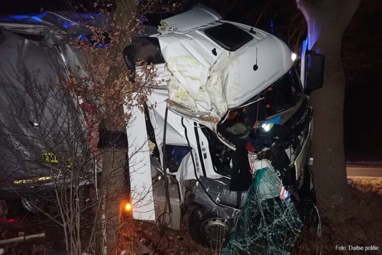 Dronken vrachtwagenchauffeur botst tegen boom langs Duitse L131