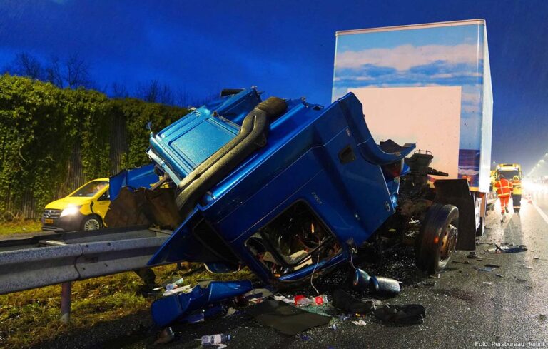 Ernstig vrachtwagenongeval op A2 [+foto’s]