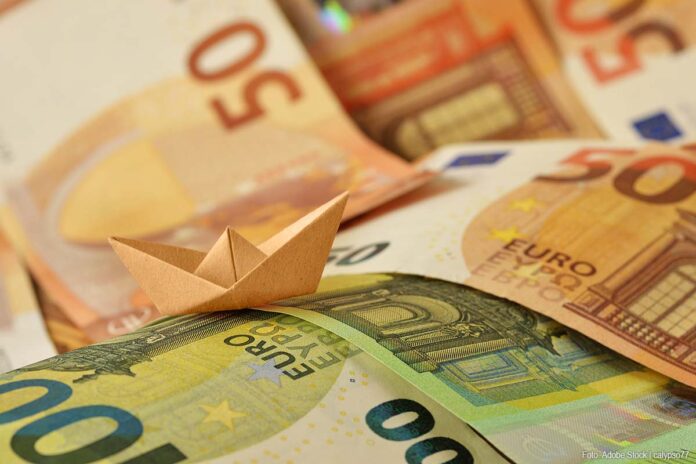 Geld en een gevouwen bootje