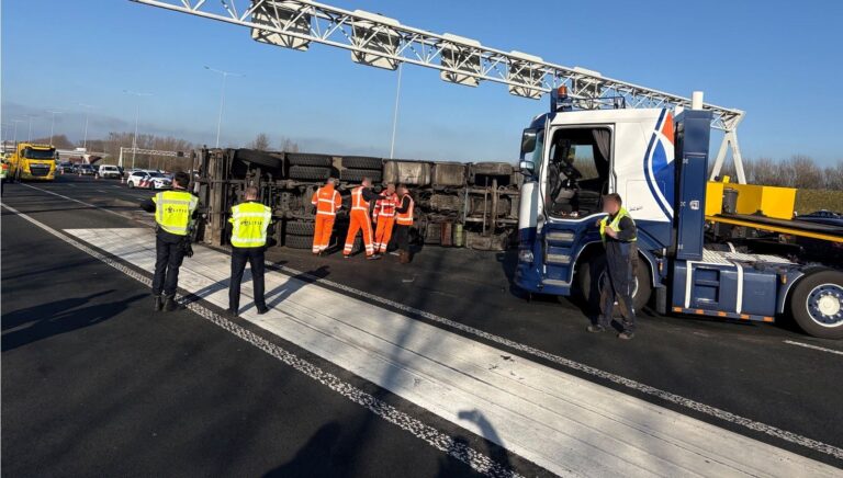 Vrachtwagen gekanteld op A2 bij Abcoude; 59 automobilisten beboet voor filmen achter het stuur [+foto’s]