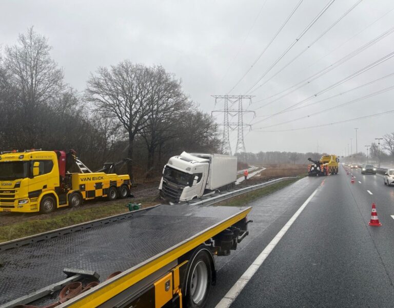 Rechterrijstrook A58 bij Moergestel dicht na ongeval met vrachtwagen