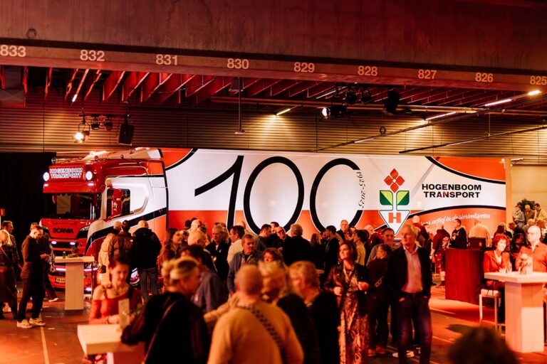 Hogenboom Transport viert 100-jarig jubileum met unieke Scania R530 V8
