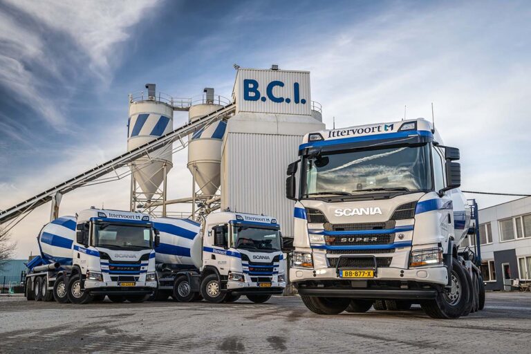 Ittervoort Betoncentrale neemt drie vijfassige Scania 420G XT Wide Spread betonmixers in gebruik