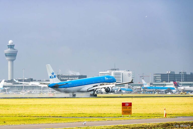 Botsing tussen twee KLM-toestellen op Schiphol, geen gewonden [+foto]
