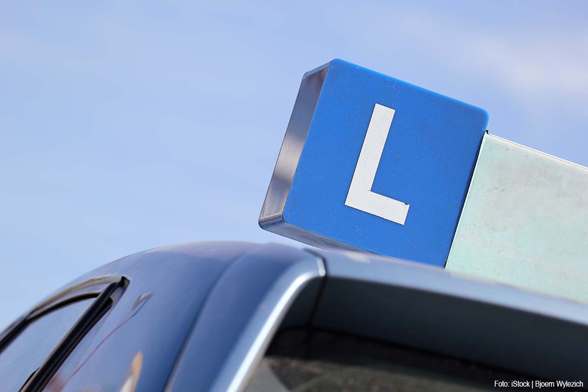 Rijinstructeurs en leerlingen onder invloed betrapt bij CBR-controle