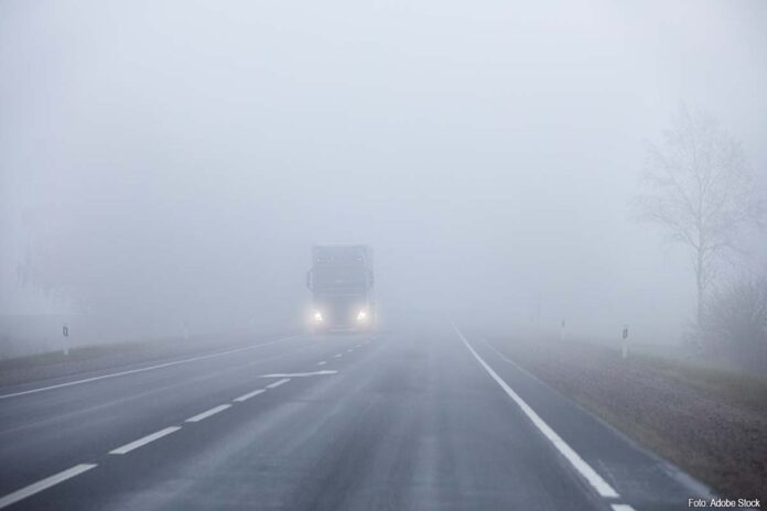 Vrachtwagen in de mist
