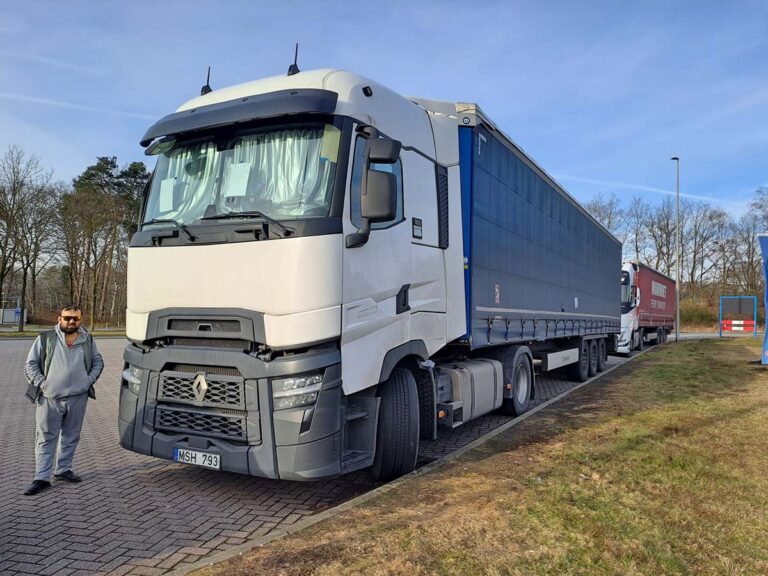 Chauffeur staakt al twaalf dagen langs A1 bij Deurningen voor achterstallig loon