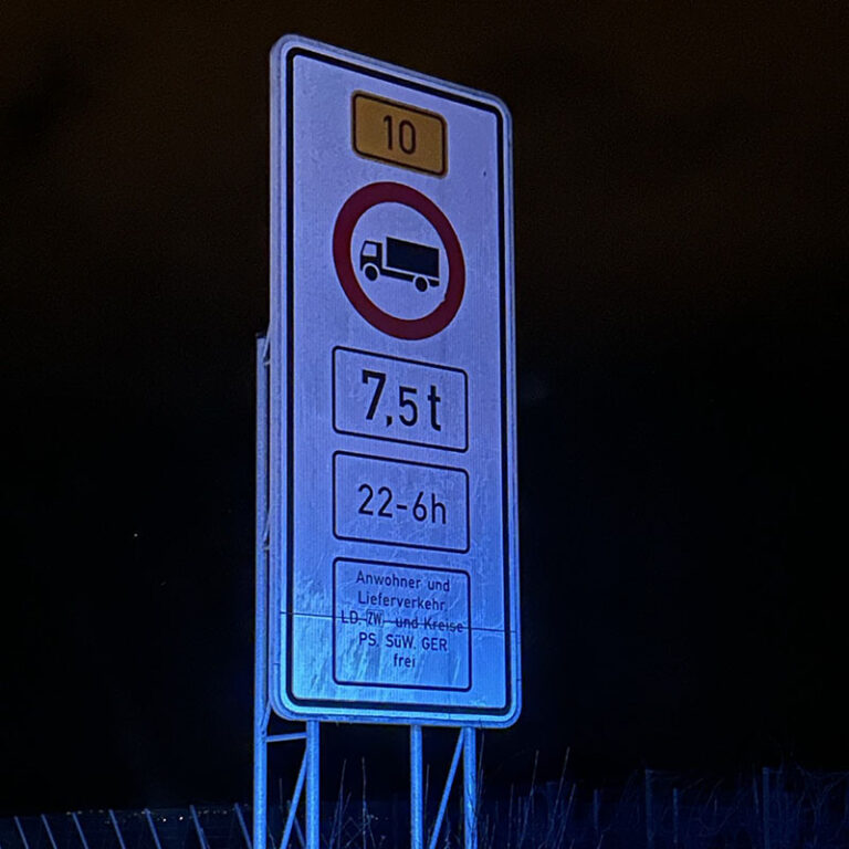 Vier vrachtwagens gecontroleerd op Duitse B10 wegens nachtelijk rijverbod