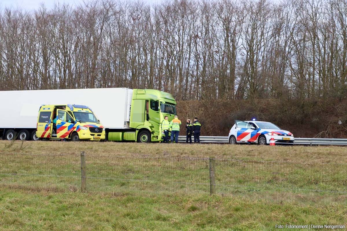 Vrachtwagen botst tegen vangrail op A1 bij Oldenzaal