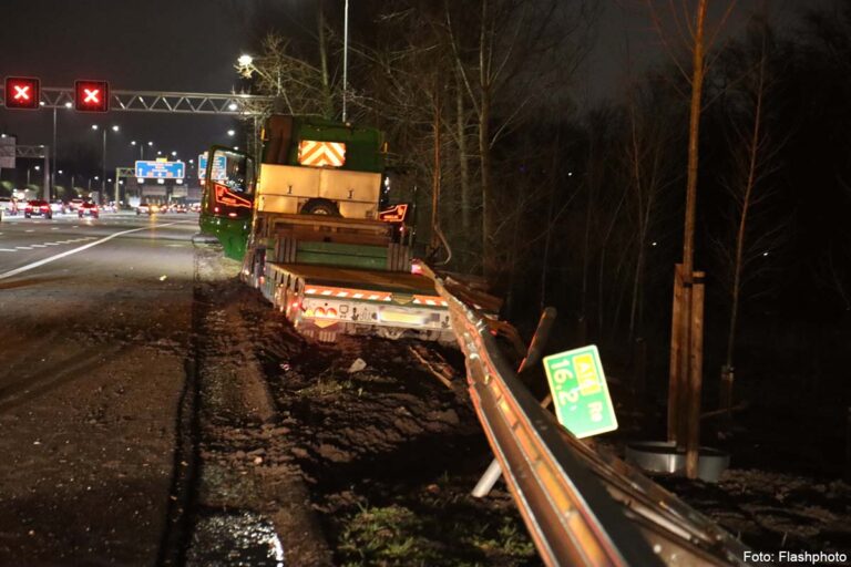 Vrachtwagen botst tegen vangrail op A16 bij Rotterdam, chauffeur naar ziekenhuis