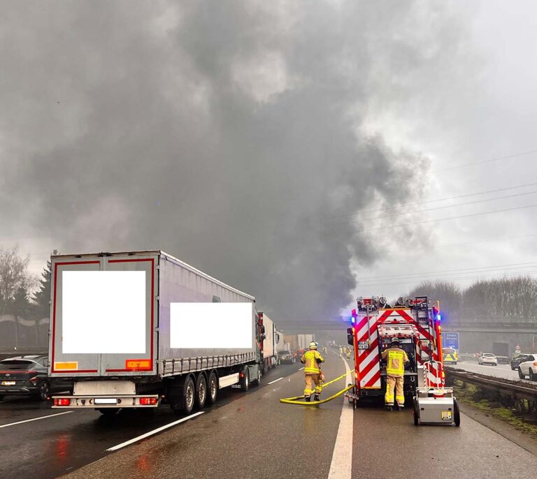 Twee vrachtwagens botsen op Duitse A2, één volledig uitgebrand