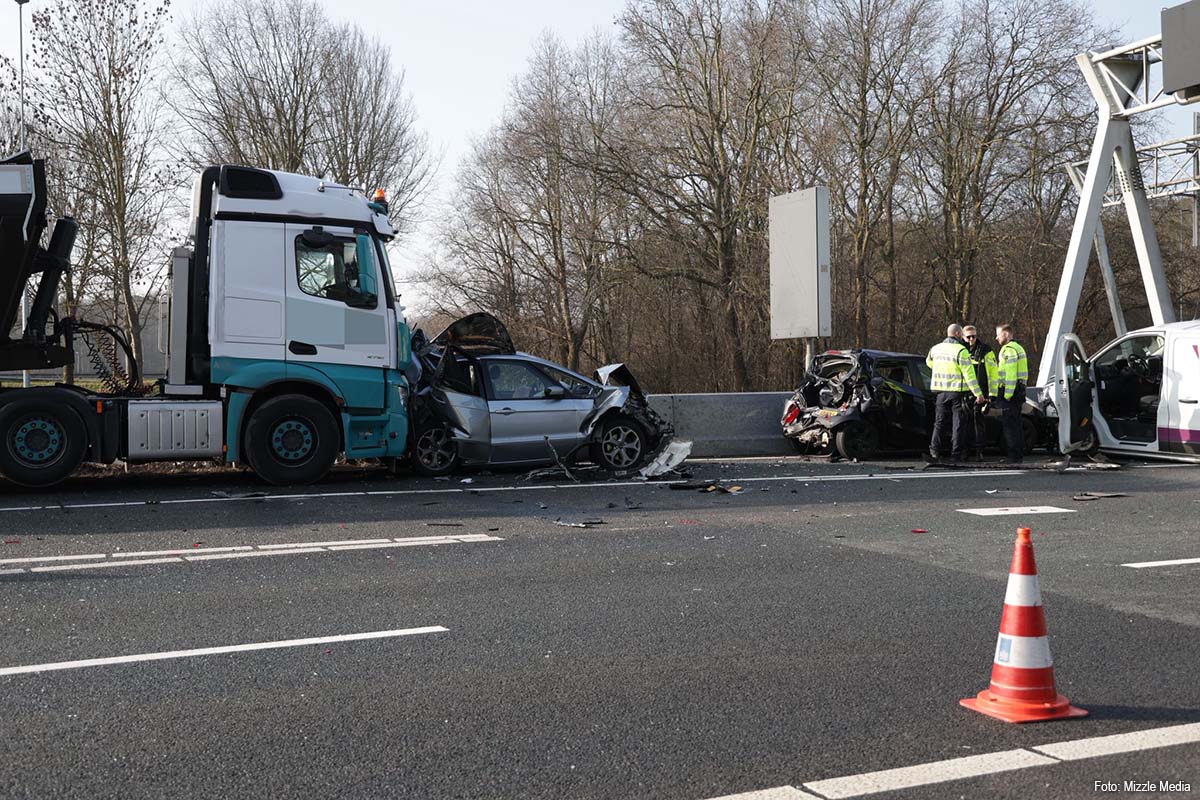 Zwaar ongeval met vrachtwagen bij Velsertunnel, A22 volledig afgesloten